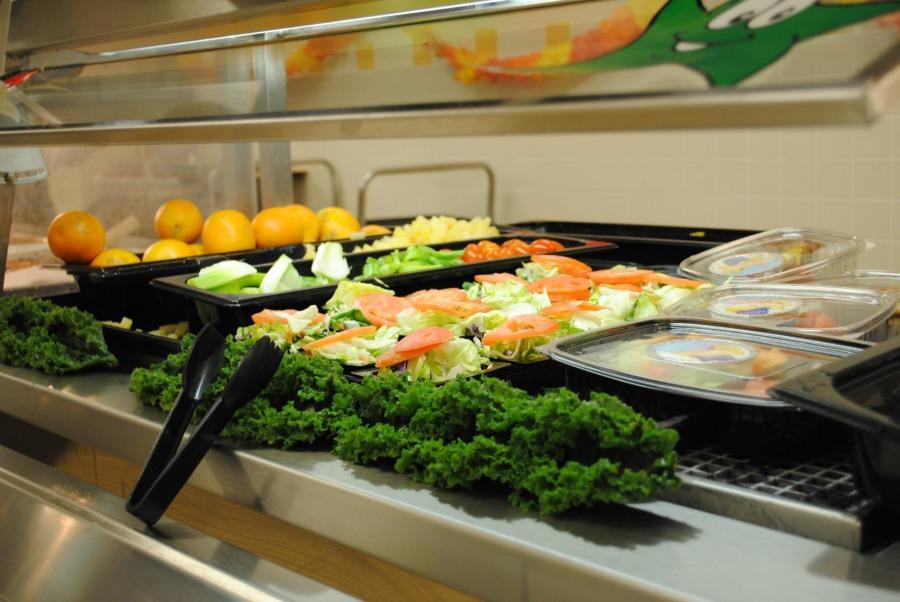 The new fresh fruits and vegetables bar is one of the main nutritional changes in the school.